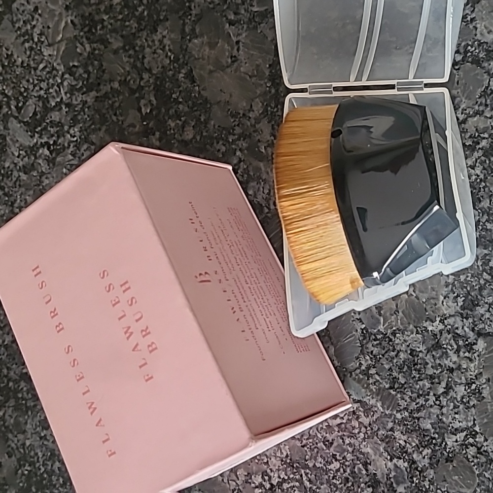 NEW Flawless Beauty Makeup Kabuki Brush in Plastic Storage Case